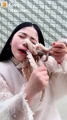 Mulher tenta comer polvo vivo mas as coisas não correm bem!