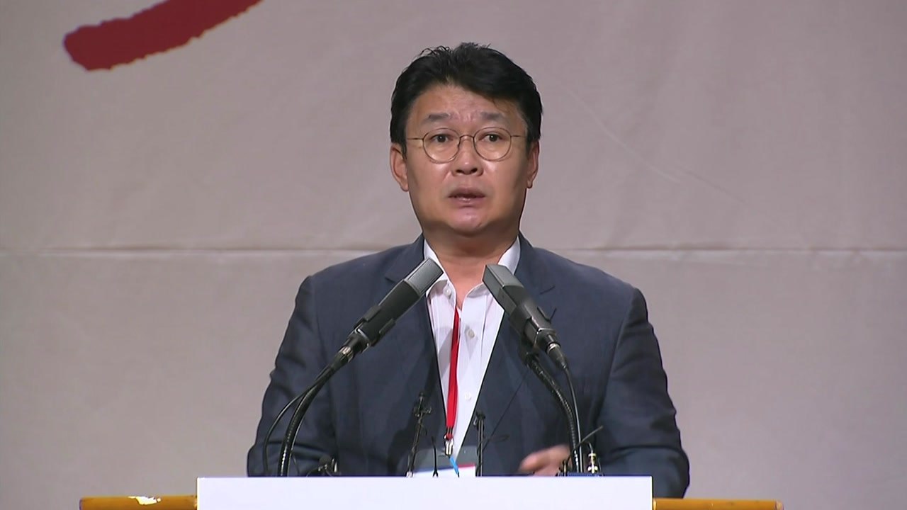 정용기 "김정은, 문 대통령보다 낫다" 발언에 '웅성웅성' / YTN