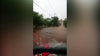 Carro fica preso em alagamento na Rua Salgado Filho
