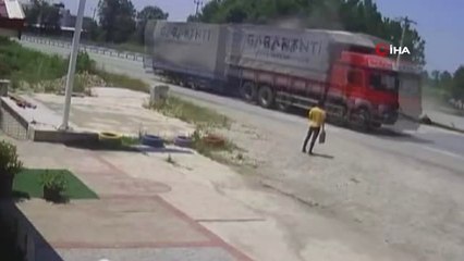 D-100'de hafif ticari araç bariyerlere böyle çarptı: 1 yaralı