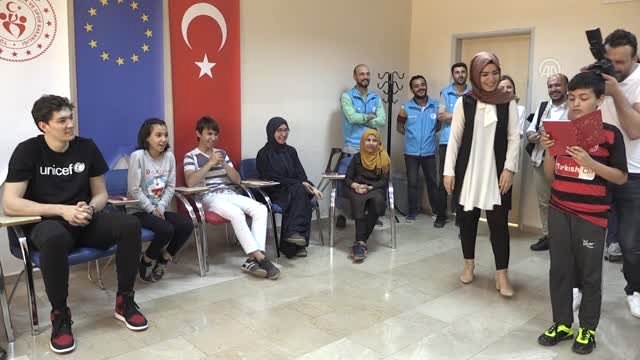 Milli basketbolcu Cedi Osman'dan gençlik merkezine ziyaret