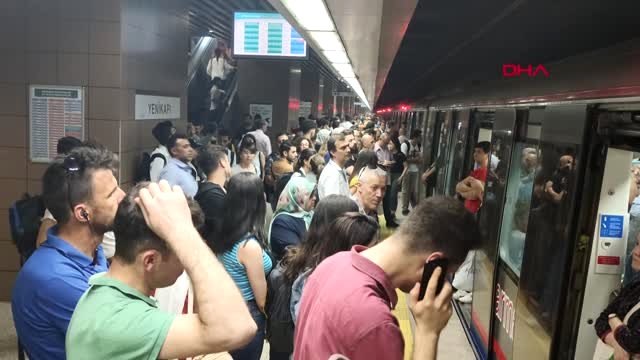 MARMARAY'DA SEFERLER GECİKMELİ YAPILIYOR