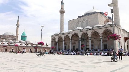 Ramazan'ın son Cuma namazında camiler doldu taştı
