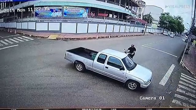 Un motard chanceux percute une voiture mais s'en sort très bien