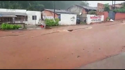 Download Video: Moradores reclamam de buracos em rua após chuva no Bairro XIV de Novembro