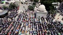 الفلسطينيون يؤدون الصلاة في المسجد الأقصى في آخر يوم جمعة من شهر رمضان
