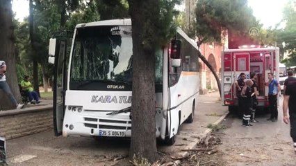 İzmir'de öğrenci servisi ağaca çarptı: 15 yaralı