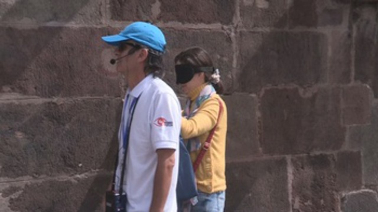 Guías ciegos acompañan a turistas a conocer la historia de Quito