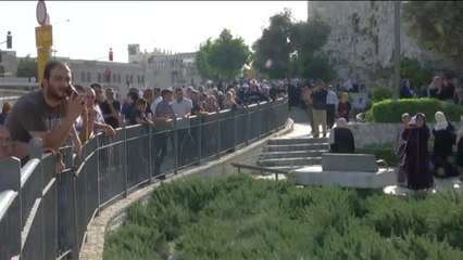 Tải video: Dos israelíes atacados por un palestino en Jerusalén durante el último viernes de Ramadán