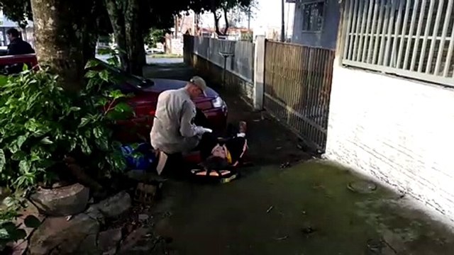 Mulher fratura o tornozelo ao cair abrindo portão de residência no São Cristóvão