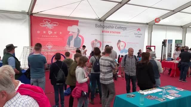 - Türk Öğrencilerden İngiliz Akranlarına Bilim Dersi- Kraliyet Fuarı'nda Türk Öğrencilerden Bilim...