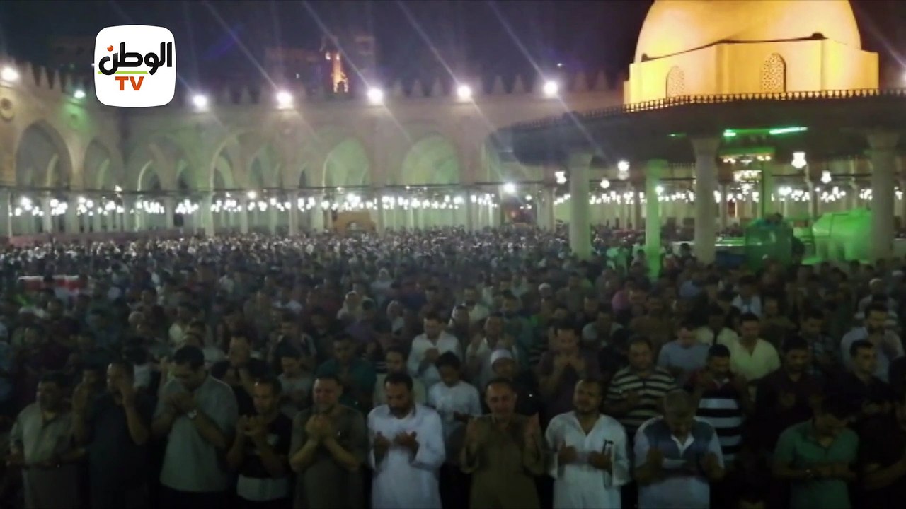 دعاء وبكاء أثناء صلاة التراويح في ليلة القدر بمسجد عمرو بن العاص