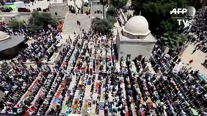 Más de 200.000 musulmanes oran en Jerusalén, dos israelíes heridos en ataque