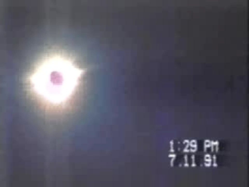 OVNI à Mexico City pendant l'éclipse solaire -