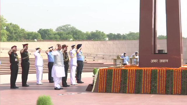 Defence Minister Rajnath Singh ने War Memorial पर शहीदों को ऐसे दी श्रद्धांजलि | वनइंडिया हिंदी