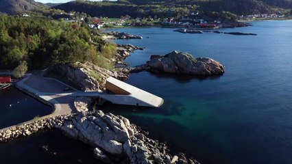 Dîner sous l'eau mais au sec dans le premier restaurant sous-marin d'Europe