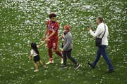 محمد صلاح يصبغ شعره للأحمر بعد نهائي أوروبا وزوجته وابنته تخطفان الأنظار