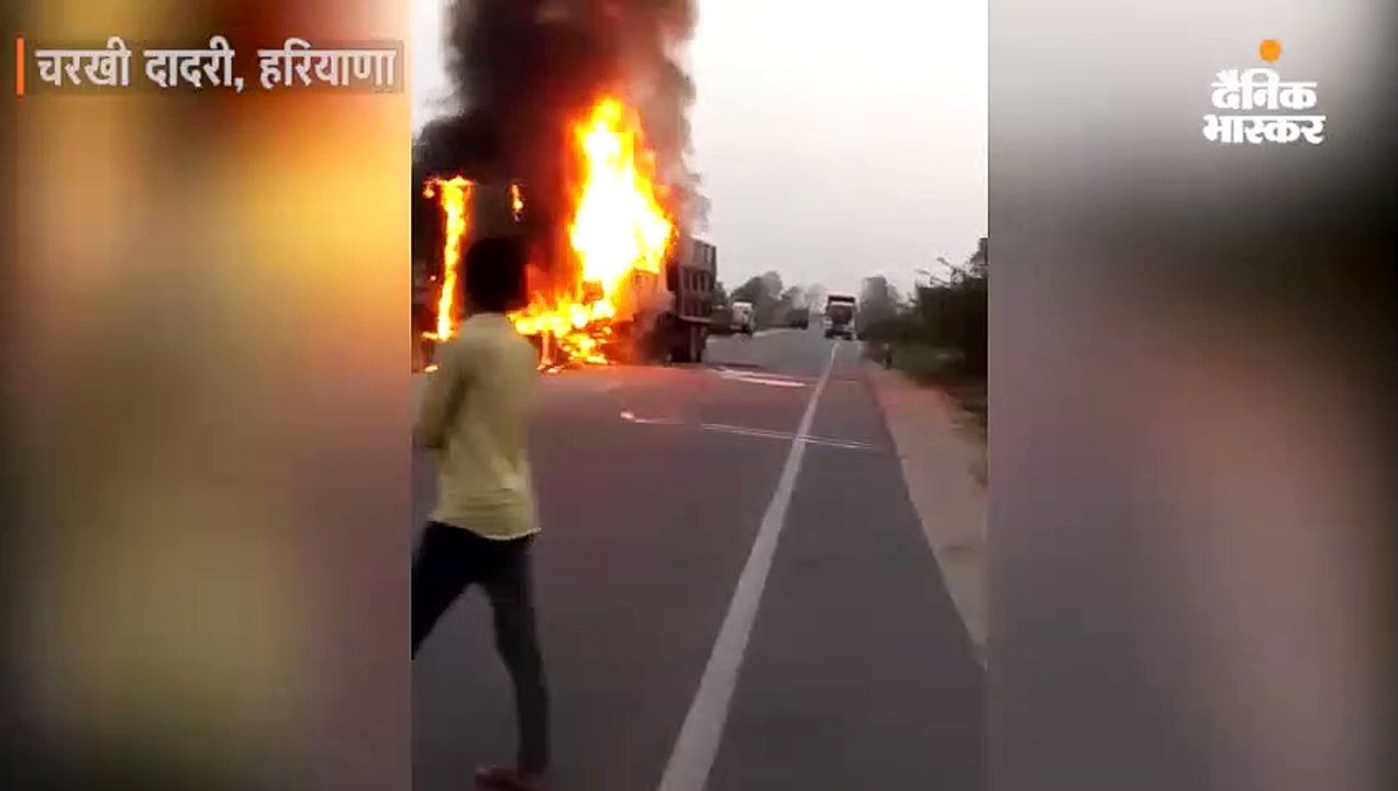 सड़क किनारे खड़े ट्रक में डंपर ने मारी टक्कर, दोनों में भीषण आग, डंपर चालक जिंदा जला
