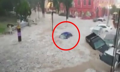Meksika'da sel araçları böyle sürükledi