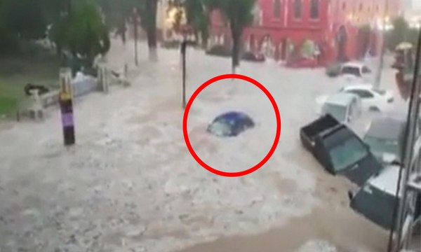 Meksika'da sel araçları böyle sürükledi