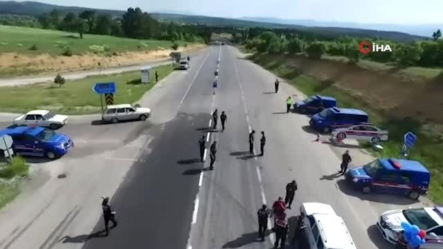 Polis ve jandarma ekiplerinden bayram öncesi trafik denetimi ve bilgilendirme uygulaması havadan...