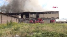 UŞAK Kilim ve battaniye fabrikasında yangın 2 itfaiye eri yaralandı-AKTUEL