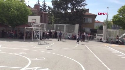 Çorum'da öğrenciler, velileri ile koşarak sınava yetişti
