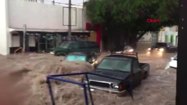 DHA DIŞ - Meksika'da sel araçları böyle sürükledi
