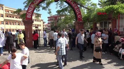 TRABZON Geç kalan öğrenci, sınav salonuna koşarak yetişti