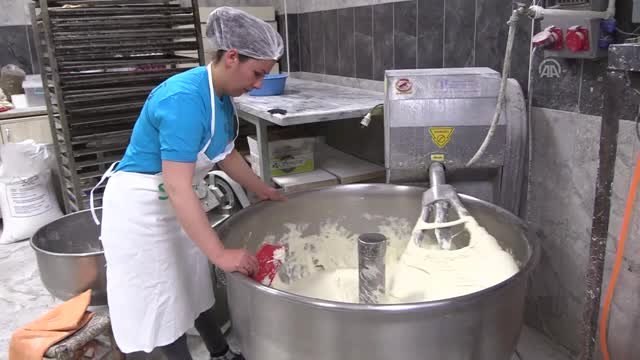 HUZUR ve BEREKET AYI RAMAZAN - Ramazan pidelerini Selda usta yaptı