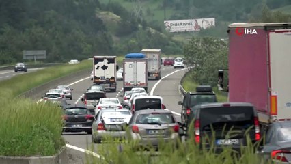 Tatilciler kilometrelerce araç kuyruğu oluşturdu