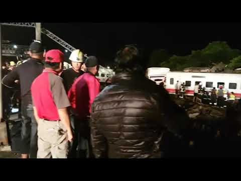 台鐵普悠瑪6432次列車翻車意外，現場混亂，警消積極搶救中