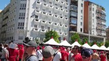 Aficionados del Liverpool disfrutan de Madrid antes del partido de Champions