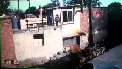 DENİZLİ Odun kesen kadın komşuya nacakla saldırı güvenlik kamerasında