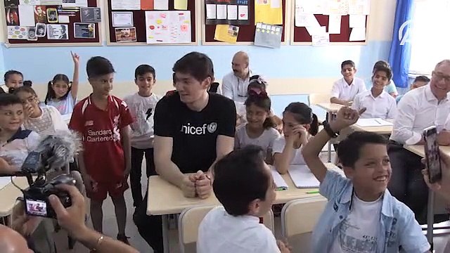 Milli basketbolcu Cedi Osman öğrencilerle buluştu