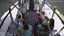 Otobüste yolcuların yumruk yumruğa kavgası kamerada