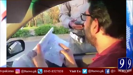 Télécharger la video: اس پاکستانی شہری نے ٹریفک وارڈن کو ایسا قانون بتایا جو ڈیوٹی پر مامور اہلکار ...