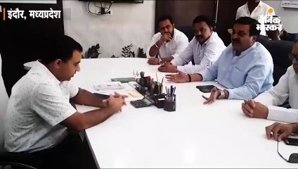 कटौती को लेकर बिजली कंपनी पहुंचे कांग्रेसी