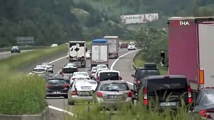 Скачать видео: Bolu'da Tatilciler Kilometrelerce Araç Kuyruğu Oluşturdu