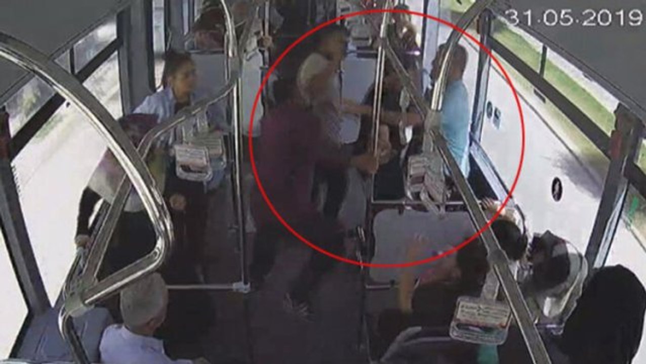 Belediye otobüsünde yumruk yumruğa kavga ettiler