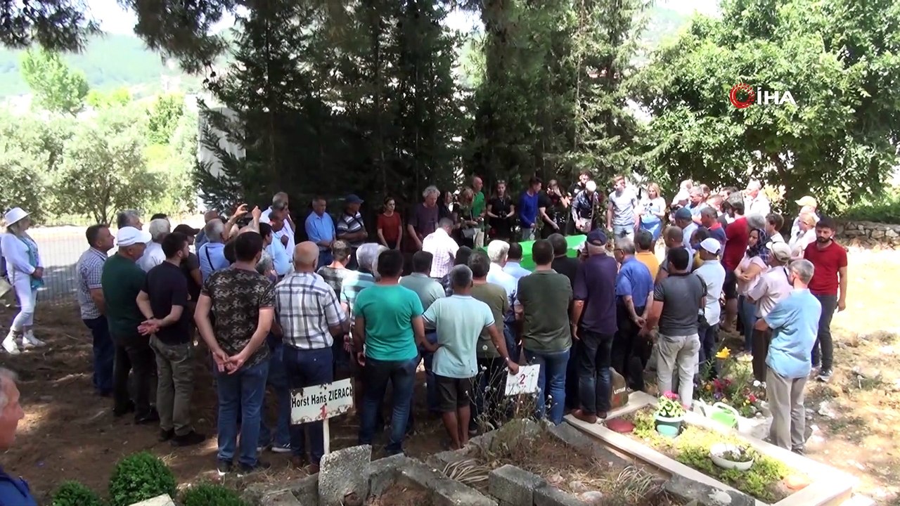 Hollandalı yerleşik yabancı Gazipaşa'da Türk usullerine göre defnedildi