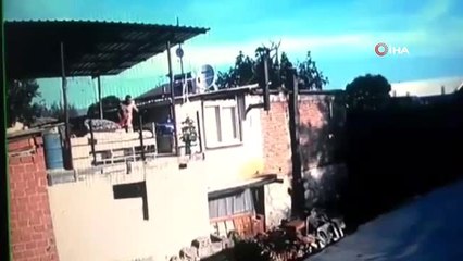 Komşusunun kafasına taş atıp balta ile kemiklerini kırdı...O anlar kamerada