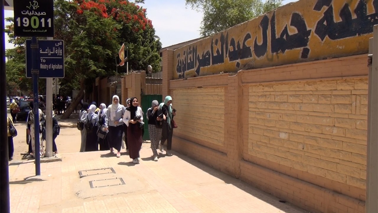 طلاب أولى ثانوي يؤدون امتحان الإنجليزية: سهل بس مش عايزين التابلت