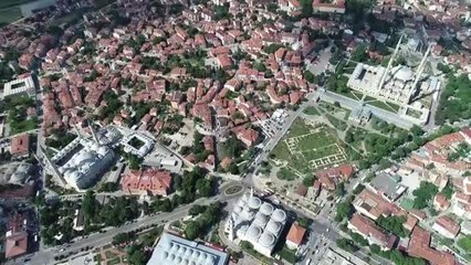 "Selimiye'nin yapısı, Eski Cami'nin yazısı, Üç Şerefeli Cami'nin kapısı"