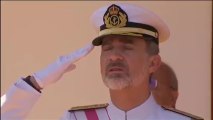 Felipe VI sufre ante el mal izado de la bandera en el Día de las Fuerzas Armadas.