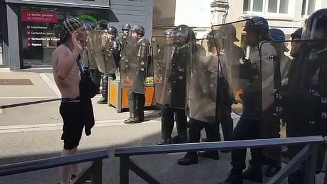 Les gilets jaunes face aux forces de l’ordre à Epinal