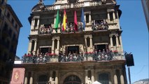 Coro y solistas de AGAO cantan desde la plaza del Ayuntamiento de Pamplona.