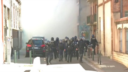 Gilets jaunes: à Toulouse, les forces de l'ordre essaient de disperser les manifestants