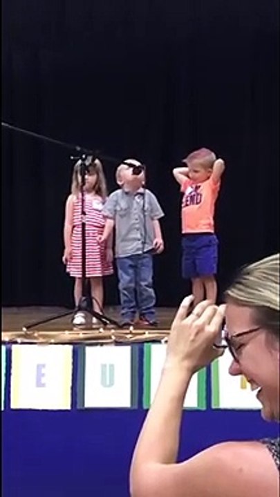 Ce gamin chante la marche impériale Star Wars au concours de chant !