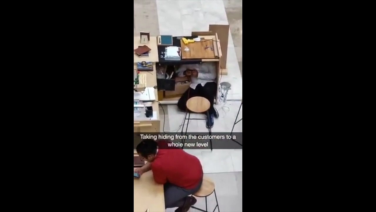 Il se cache des clients sous le comptoir !